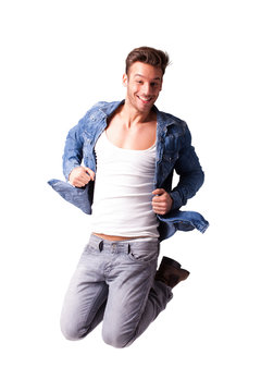 springender lebensfroher junger Mann