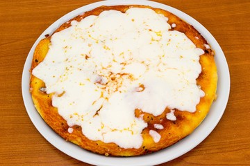 pizza con pomodoro e mozzarella