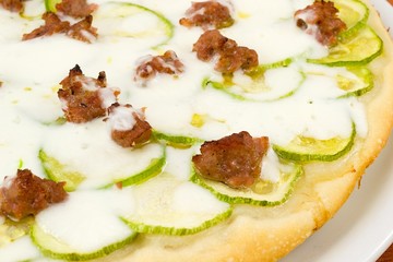 pizza con zucchine  salsiccia