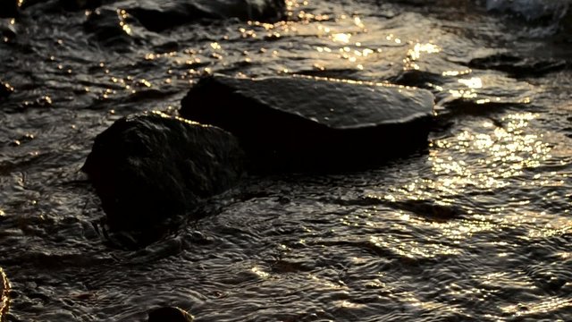 Schimmerndes Wasser