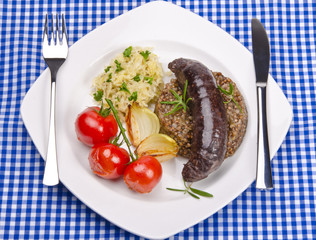 Gegrillte Blutwurst mit Sauerkraut