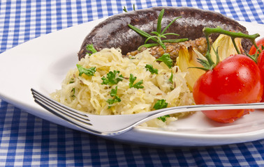 Gegrillte Blutwurst mit Sauerkraut