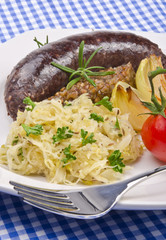 Gegrillte Blutwurst mit Sauerkraut