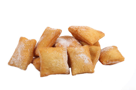 Sugar dusted confectioneries