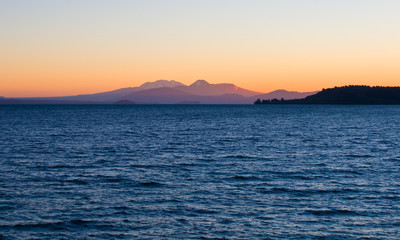 Naklejka premium Sunset over Lake Taupo