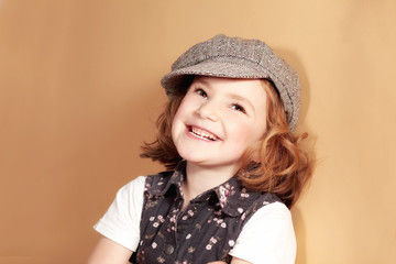 Kleine Dame mit Hut