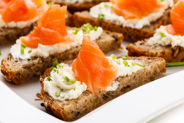 Bread with smoked salmon and cream cheese