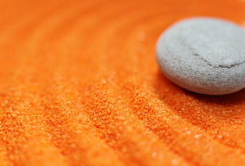 Fototapeta na wymiar galet déposé sur du sable méditation