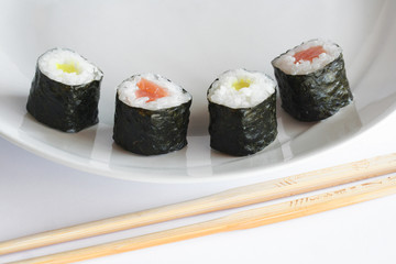 hosomaki su piatto bianco con bacchette