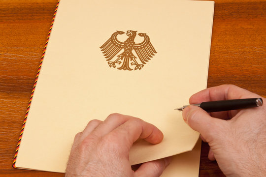 Unterlagen mit Bundesadler - Vertrag, Gesetz unterzeichnen