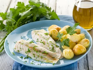 Crédence de cuisine en verre imprimé Plats de repas steamed cod with parsley and potatoes