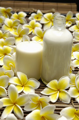 Obraz na płótnie Canvas frangipani flower and candle and massage oil on mat
