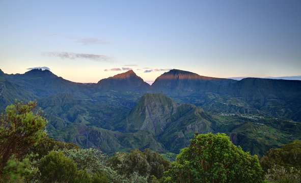 Lever du jour sur le Cirque de Salazie.