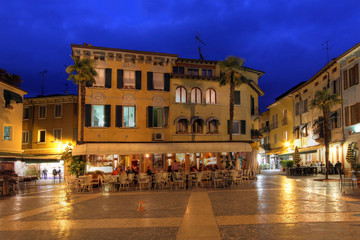 Fototapeta na wymiar Carducci Square w Sirmione, Włochy