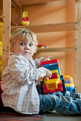 Junge mit Spielauto