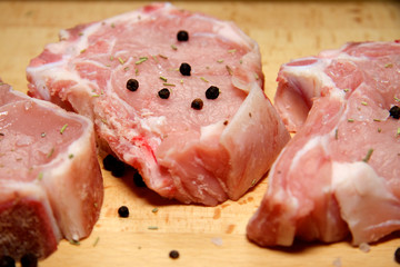 Kalbskoteletten am Holzbrettmit Pfefferkörnern mariniert