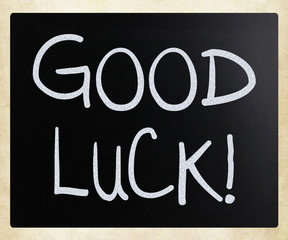 "Good luck!" handwritten with white chalk on a blackboard