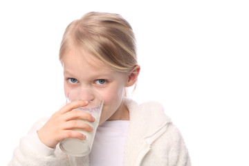 Kind mit Milch