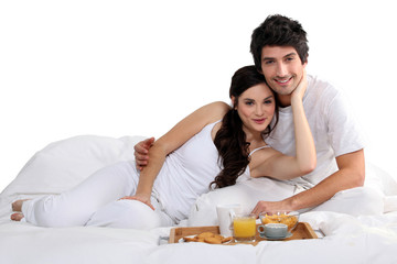 Obraz na płótnie Canvas couple having breakfast in bed