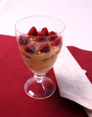 Dessert aus Biskuitteig und Buttercreme