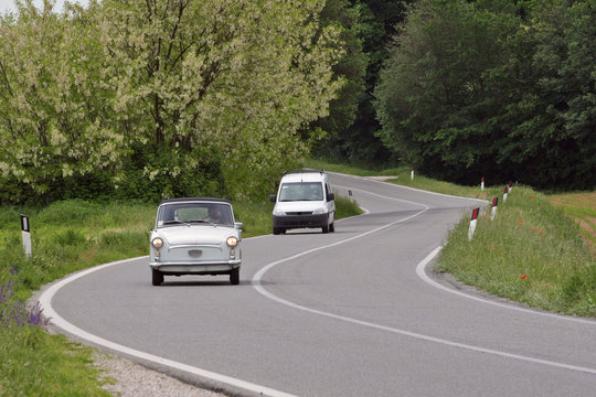 Auto d'epoca in campagna