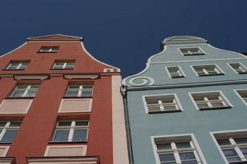 Zweifarbige Häuserfassaden in Rostock