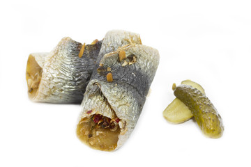 Ger&auml;ucherter Rollmops auf wei&szlig;em Hintergrund mit Gurke