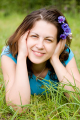 Молодая женщина с васильками в волосах