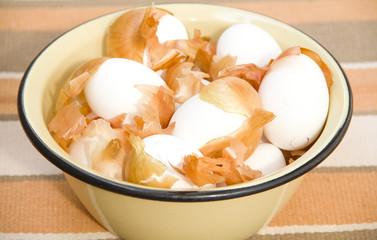 Preparing for Easter. Dyeing eggs with onion peel
