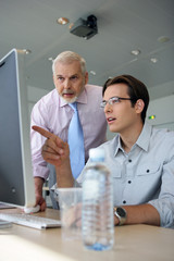 Naklejka premium Young businessmen explaining point to boss