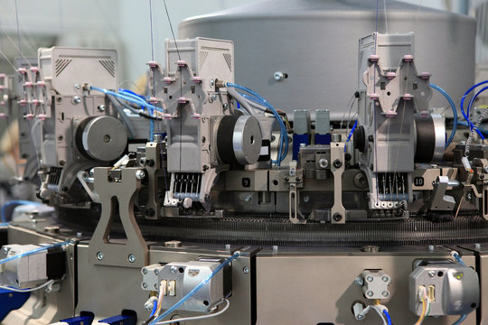 Three dimensional knitting machine
