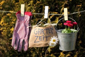 Gartensachen hängen auf Wäscheleine Gartenzeit