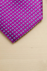 Pico de corbata sobre mesa