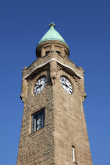 Der Pegelturm am Hamburger Hafen