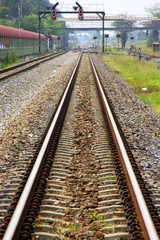Fototapeta na wymiar Tory kolejowe, single track oraz sygnalizacja na dworca termini.