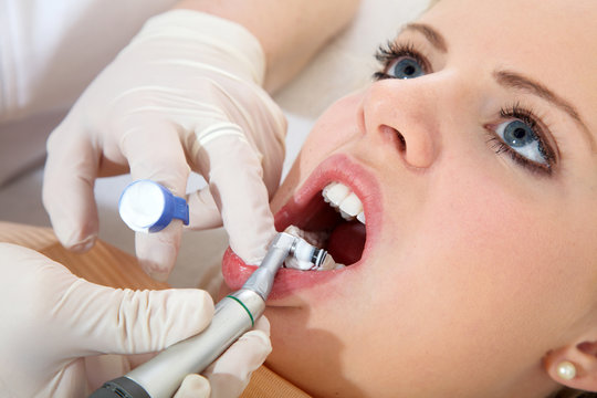 Zahnarzt Gesicht bei Zahnpolitur Nahaufnahme