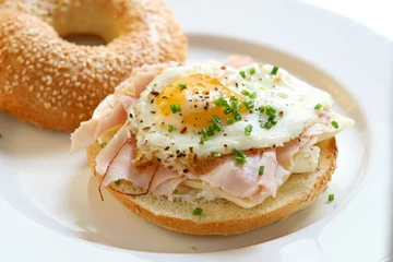 Crédence de cuisine en verre imprimé Oeufs sur le plat Egg Bagel Sandwich