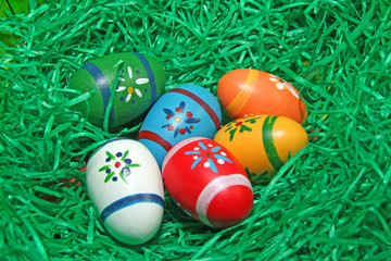Bunte Ostereier im Nest 02