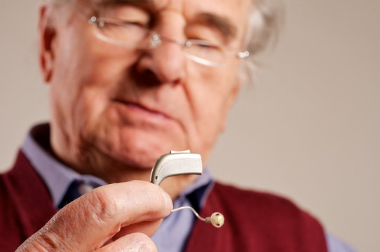 Senior mit H&ouml;rger&auml;t