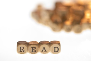 Wort "Read" aus Buchstabenwürfeln, freigestellt, Freisteller