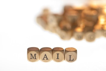 Wort "Mail" aus Buchstabenwürfeln, freigestellt, Freisteller