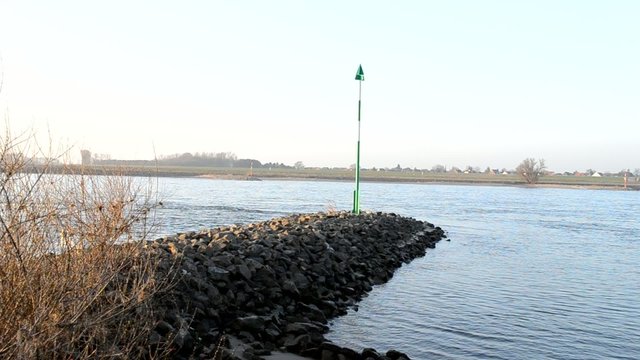 Buhne mit Schifffahrtszeichen