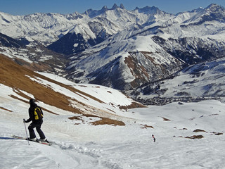 Fototapeta na wymiar Ski hors-piste, face aux aiguilles d'Arves (Savoie, Alpes)