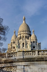 Fototapeta na wymiar Bazylika Sacre Coeur w dzielnicy Montmartre. Paryż.