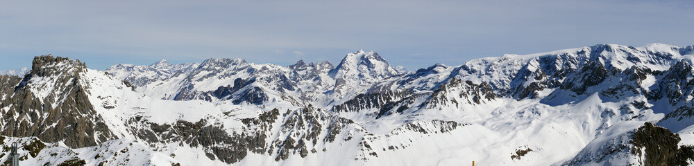 Fototapeta na wymiar Domaine Les Trois Vallées dans les Alpes