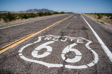 Longue route avec un logo de la Route 66 peint dessus