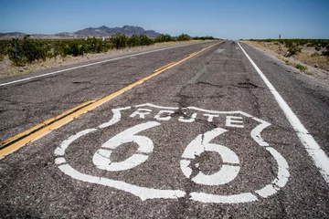 Photo sur Aluminium Route 66 Longue route avec un logo de la Route 66 peint dessus
