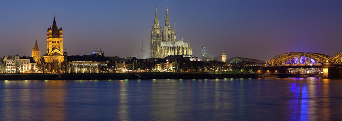 Fototapeta na wymiar Evening panorama of Cologne from the Rhine river, Germany