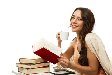 glückliche frau mit kaffee und büchern