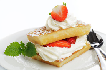 Waffeln mit Sahne und Erdbeeren